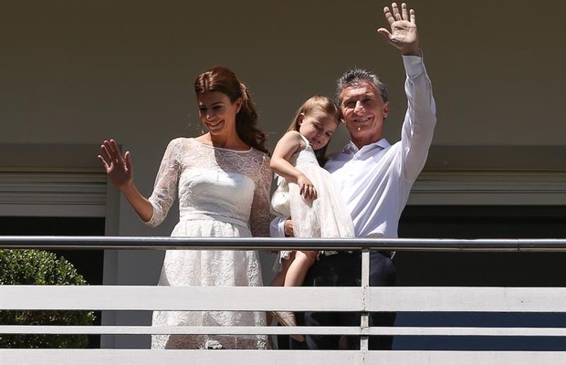 Muricio Macri, novo presidente da Argentina, durante a cerimônia de posse ao lado de sua esposa Juliana Awada e filha Antonia (Foto: EFE/Nicolas Aguilera)