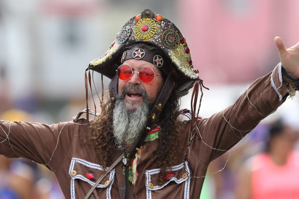 Cangaceiro caminha pelas ruas do Centro do Recife antes do desfile do Galo da Madrugada em 2020 — Foto: Marlon Costa/Pernambuco Press