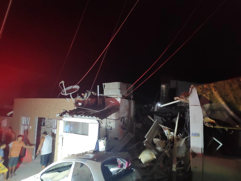 Desabamento de casas aconteceu durante a madrugada em Mãe Luiza — Foto: Corpo de Bombeiros