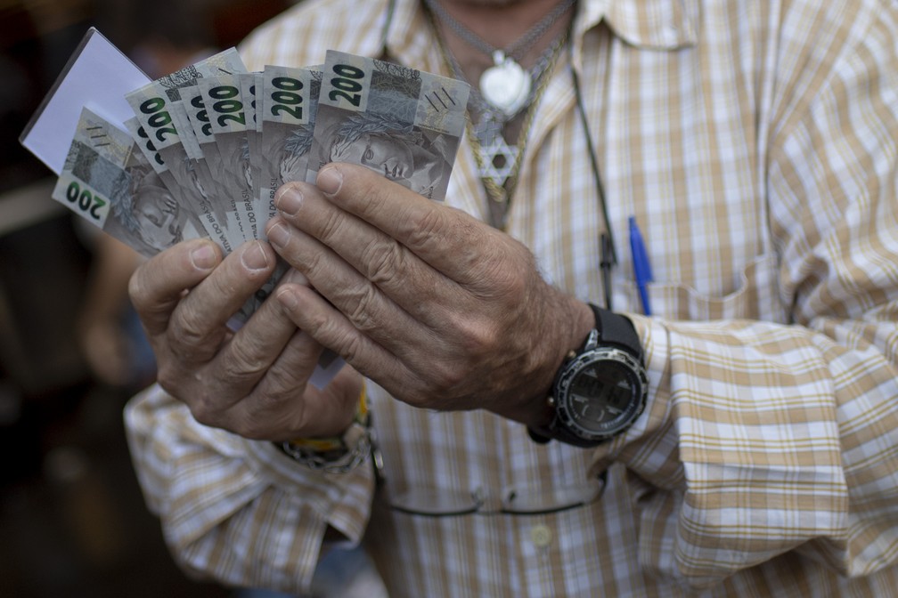 Guardar dinheiro: primeiro passo é montar um orçamento para eliminar todos os gastos dispensáveis. — Foto: MATEUS BONOMI/AGIF/ESTADÃO CONTEÚDO