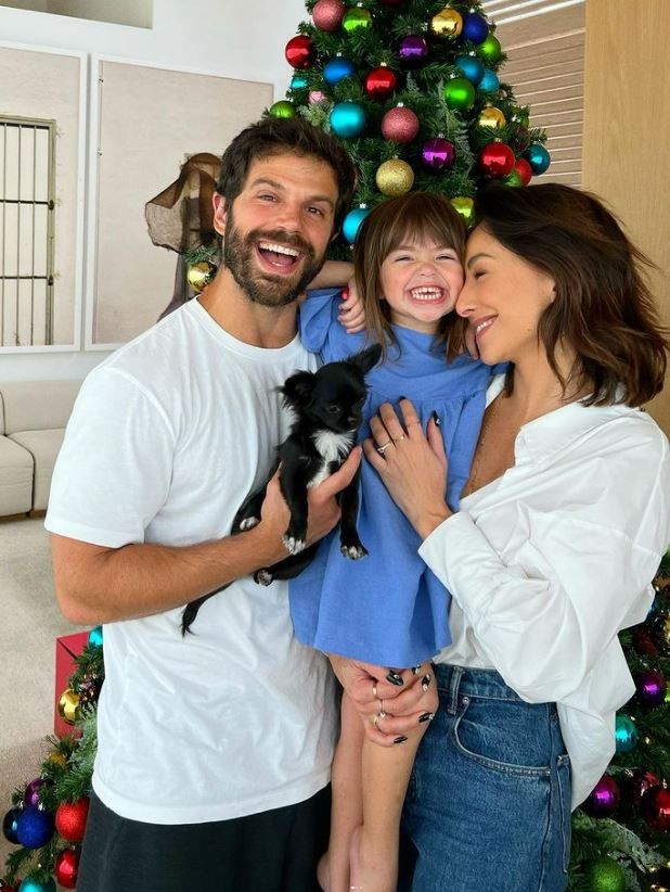 Sabrina Sato e Duda Nagle mostraram a linda decoração da árvore de Natal com Coco, a cachorra de Zoe, filha do casal (Foto: Instagram / @sabrinasato)