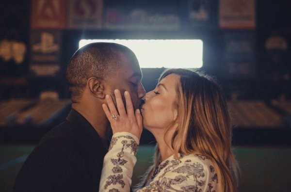 Outra imagem da noite em que Kanye West pediu Kim Kardashian em casamento (Foto: Reprodução/Instagram)