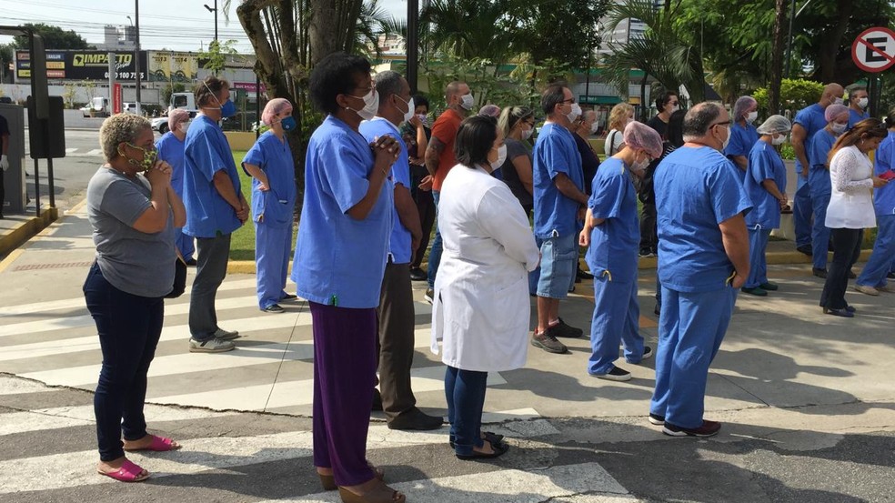 Colegas de trabalho fazem homenagem para enfermeira que morreu em Santos (SP) vítima do coronavírus — Foto: Moisés Gomes/G1