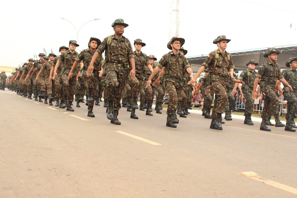 Militares do Exército marcham em desfile em Porto Velho. (Foto: Pedro Bentes/G1)