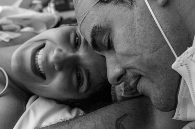 Joaquim Lopes e Marcella Fogaça no momento do parto (Foto: Reprodução/ Instagram/ @fotografiathaisgalardi)