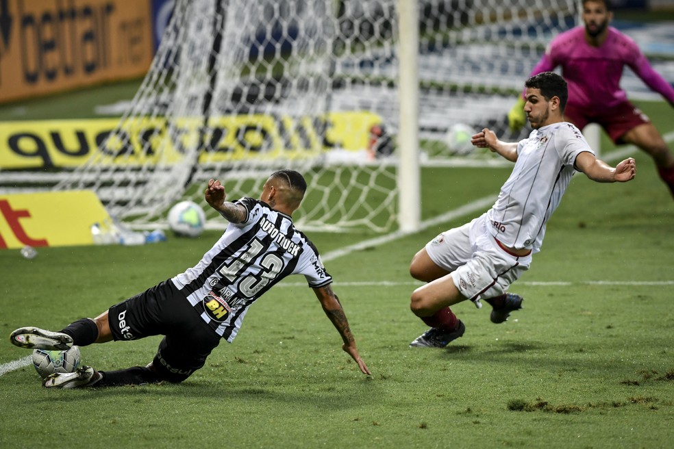Guilherme Arana x Nino; Atlético-MG x Fluminense — Foto: Agência i7/Mineirão