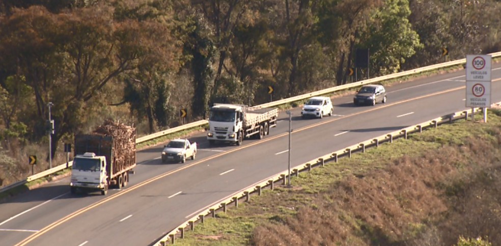 Radar e placas de sinalização confundem motorista em trevo de Analândia na SP-225 (Foto: Reprodução/ EPTV)