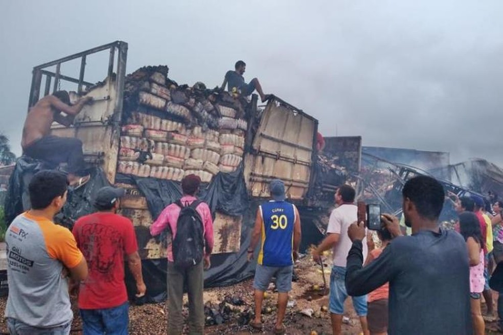 Moradores do distrito de Nova Califórnia (RO) no local do acidente — Foto: Reprodução/Folha do Acre
