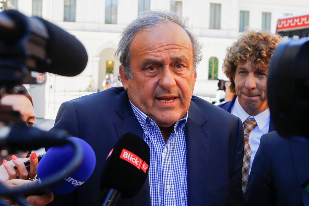 Ex-presidente da UEFA, Michel Platini, caminhando até tribunal em Bellinzona, na Suíça — Foto: Arnd Wiegmann/REUTERS