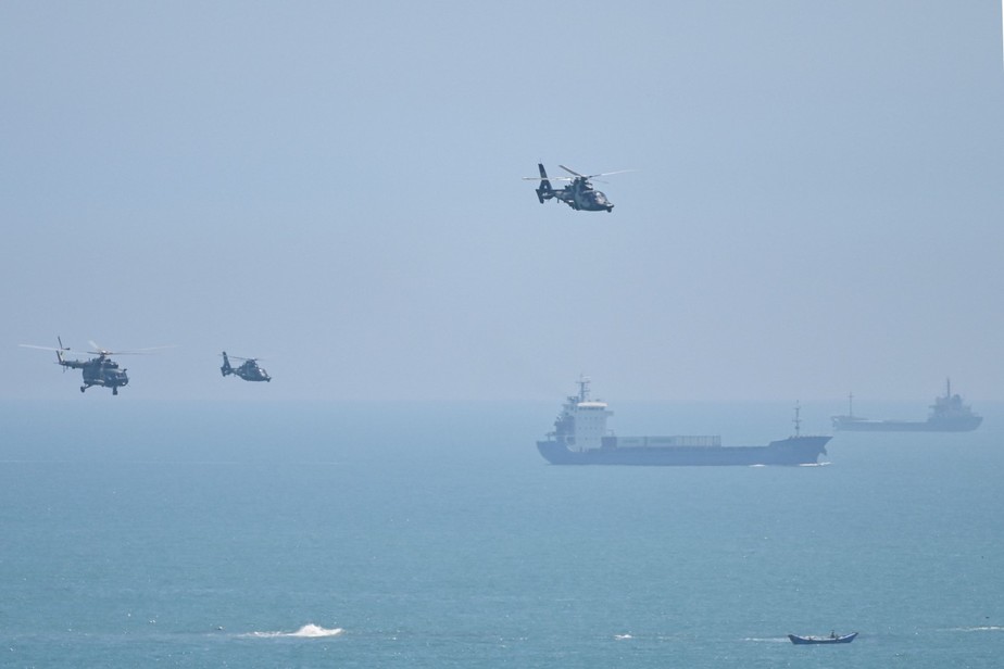 Helicópteros militares chinesas participam de operação ao redor de Taiwan