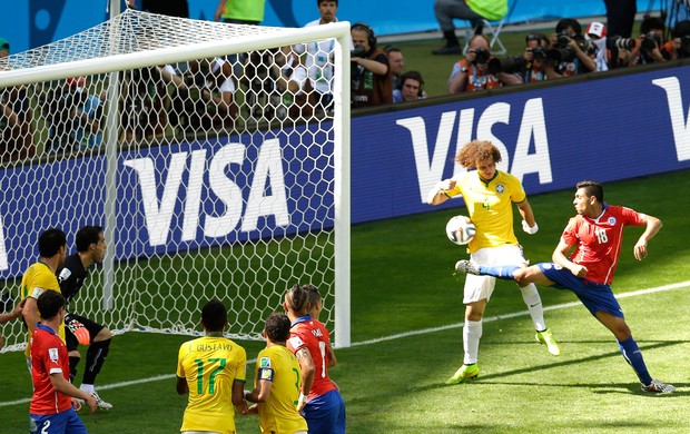 David Luiz Gol Brasil e Chile (Foto: Agência AP)