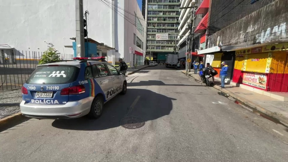 Pol&iacute;cia Militar faz isolamento da &aacute;rea onde homem caiu ap&oacute;s ser baleado, na Rua da Saudade, na Boa Vista, &aacute;rea central do Recife, nesta sexta-feira (28) &mdash; Foto: Reprodu&ccedil;&atilde;o/TV Globo