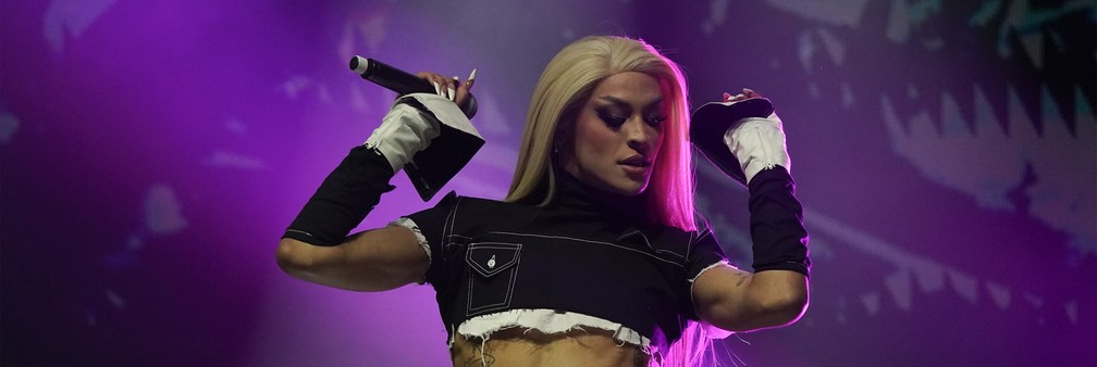 Pabllo Vittar durante apresentação no festival 'Corona Capital', na Cidade do México, neste domingo (21) — Foto: Eduardo Verdugo/AP