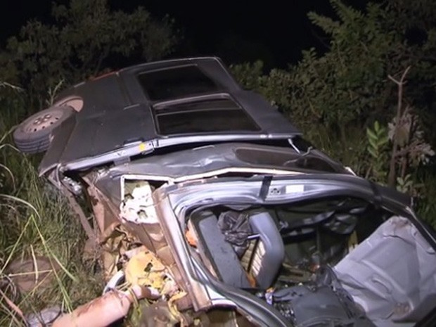 Van envolvida no acidente ficou destruída e foi parar no mato com o impacto da batida  (Foto: TV Globo/Reprodução)