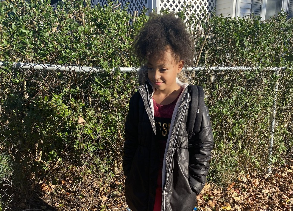 Garota de 9 anos liga para emergência e salva família ao desbloquear celular com o rosto do pai — Foto: Reprodução/Twitter/WFXT-TV