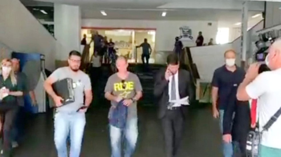 Agentes da PF e Polícia Civil apreenderam computadores e documentos durante operação na Prefeitura de Jaú — Foto: Reprodução/Central da Notícia