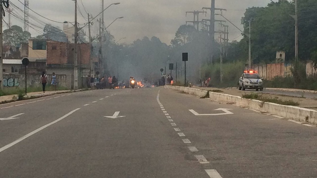 Moradores interditam trecho da avenida Perimetral, em Belém | Pará | G1