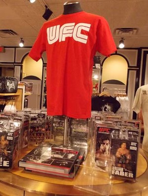 Camisas UFC e bonecos (Foto: Adriano Albuquerque / SporTV.com)