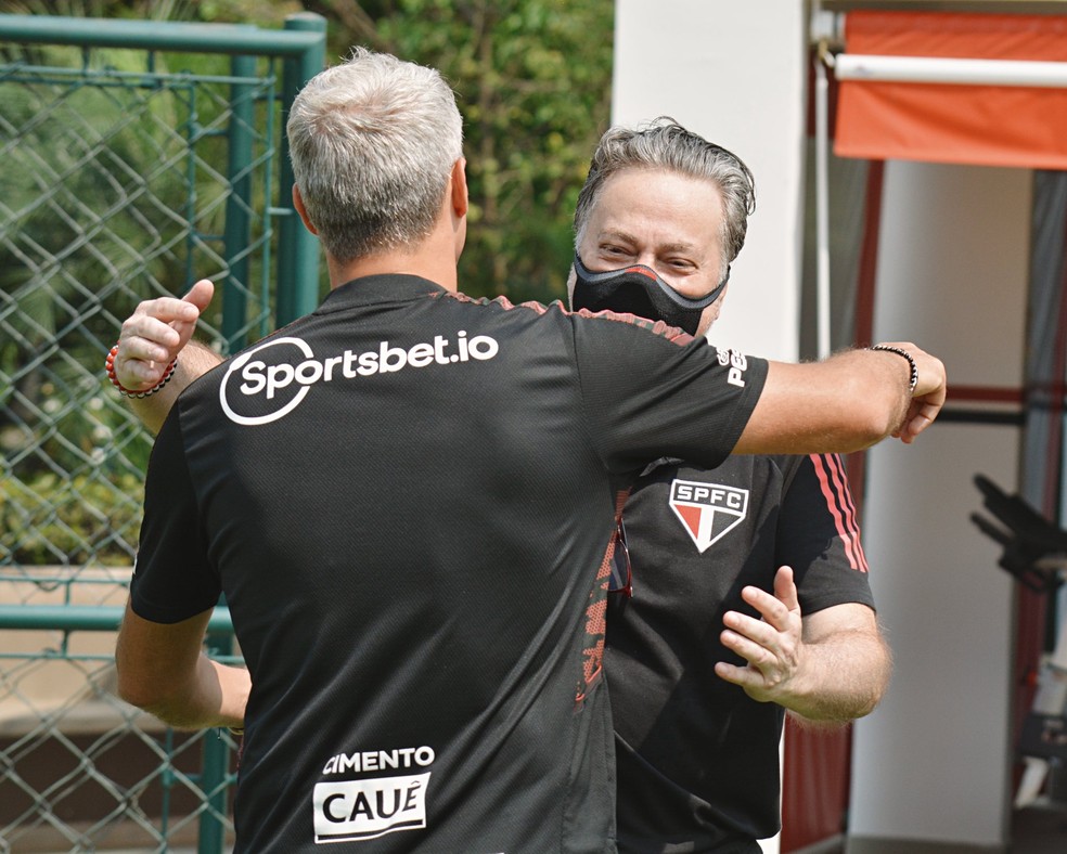 Julio Casares abraça Crespo no CT da Barra Funda — Foto: Erico Leonan / saopaulofc