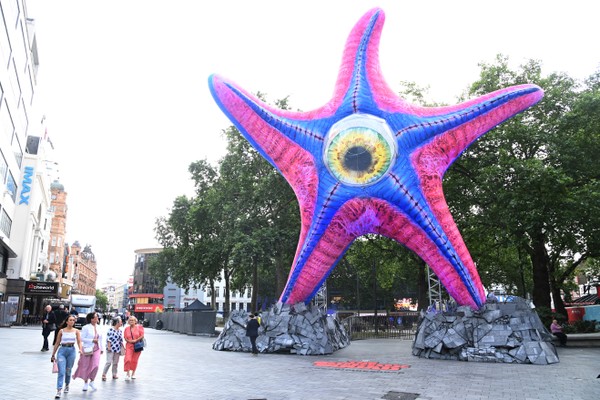 A estátua de 15 metros do alienígena Starro, vilão da DC Comics, instalada na Leicester Square, em Londres, para celebrar o lançamento de O Esquadrão Suicida (2021) (Foto: Getty Images)