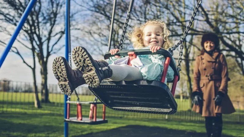 Para os pais com filhos pequenos, ter um dia extra de folga é uma grande ajuda (Foto: Getty Images via BBC News)