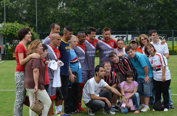 São Paulo faz rachão e recebe a visita de portadores de síndrome de down