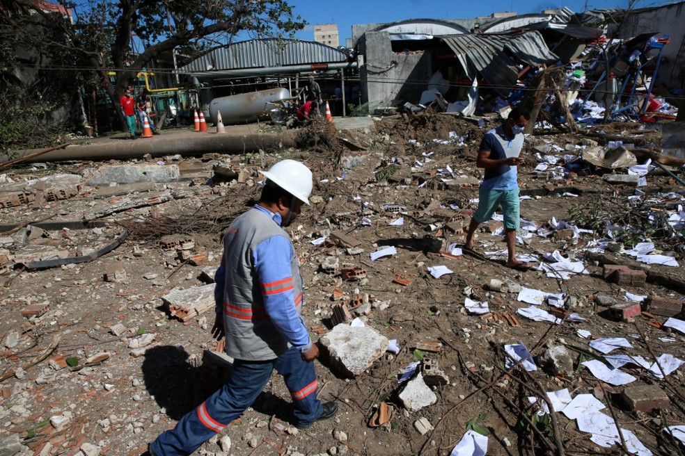 Forte impacto da explosão na fábrica arremessou destroços para todos os lados e derrubou árvores — Foto: Natinho Rodrigues/SVM