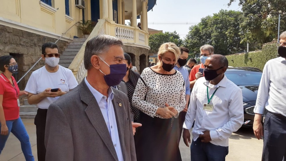 Secretário estadual de Saúde, Jean Carlo Gorinchteyn, e primeira-dama, Bia Doria, estiveram em Santos na manhã desta quinta — Foto: Nina Barbosa/G1