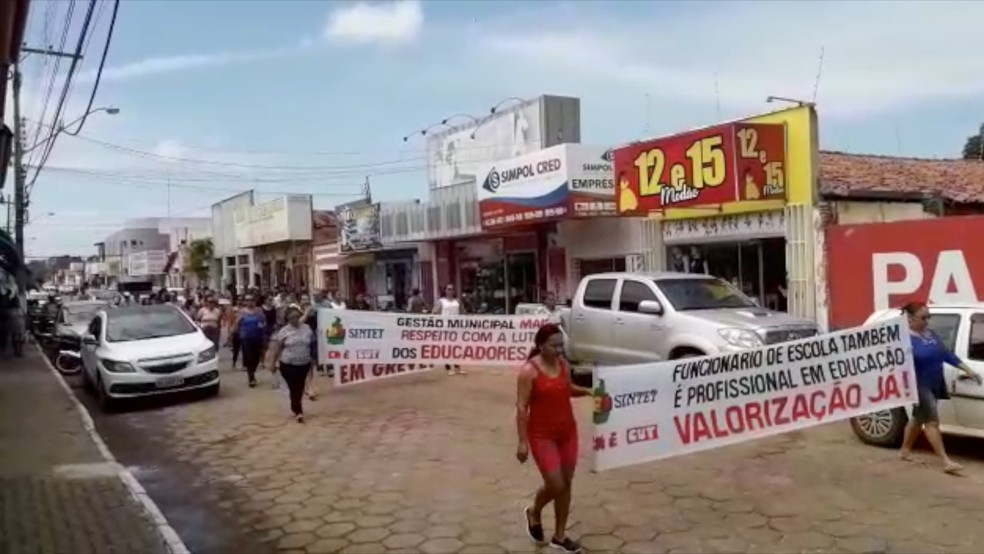 Funcionários manifestam pela falta de pagamento de salário em Miracema. — Foto: Reprodução