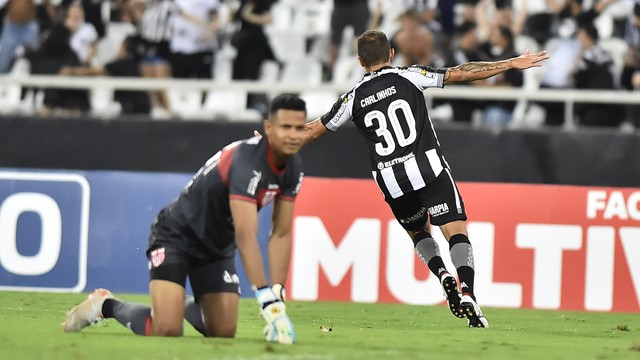 Carlinhos comemora diante de Diogo Silva o segundo gol do Botafogo contra o CRB