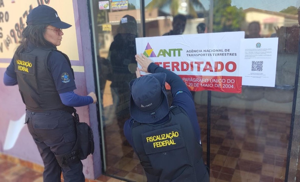 Agências irregulares foram interditadas pelos agentes — Foto: Leonardo Ramos/PRF