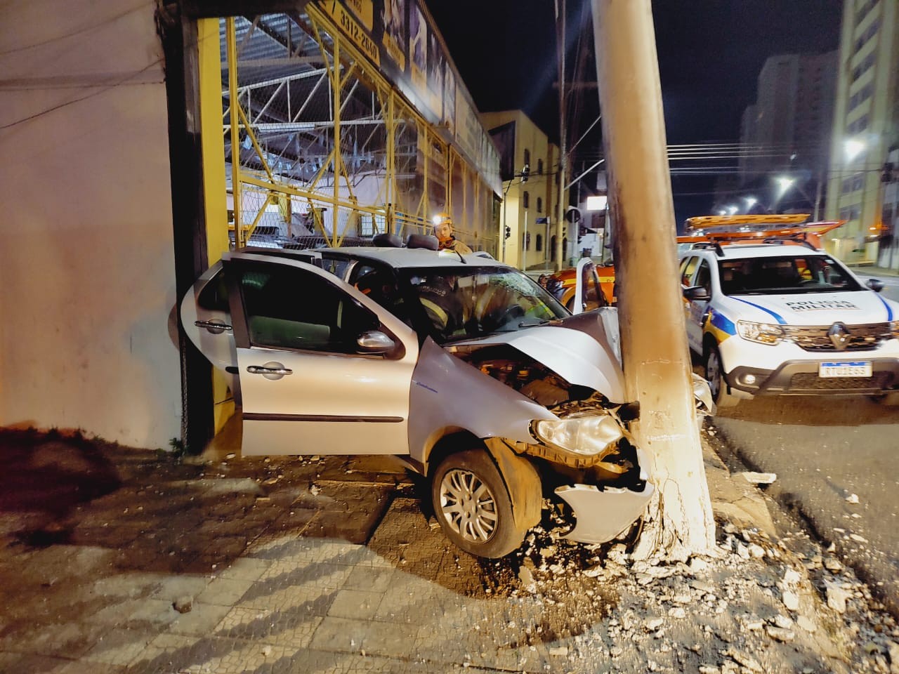 Mulher que dormiu ao volante poderá pagar até R$ 10 mil por danos ao poste e equipamentos em Uberaba