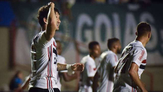 Alexandre Pato comemora gol em GoiÃ¡s x SÃ£o Paulo