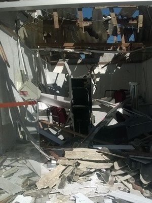 Agência ficou destruída após explosão de caixa eletrônico em Mogi das Cruzes (Foto: Bruno Vieira de Lima/ VC no G1)