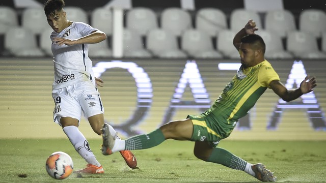 Kaio Jorge em ação durante Santos x Defensa y Justicia