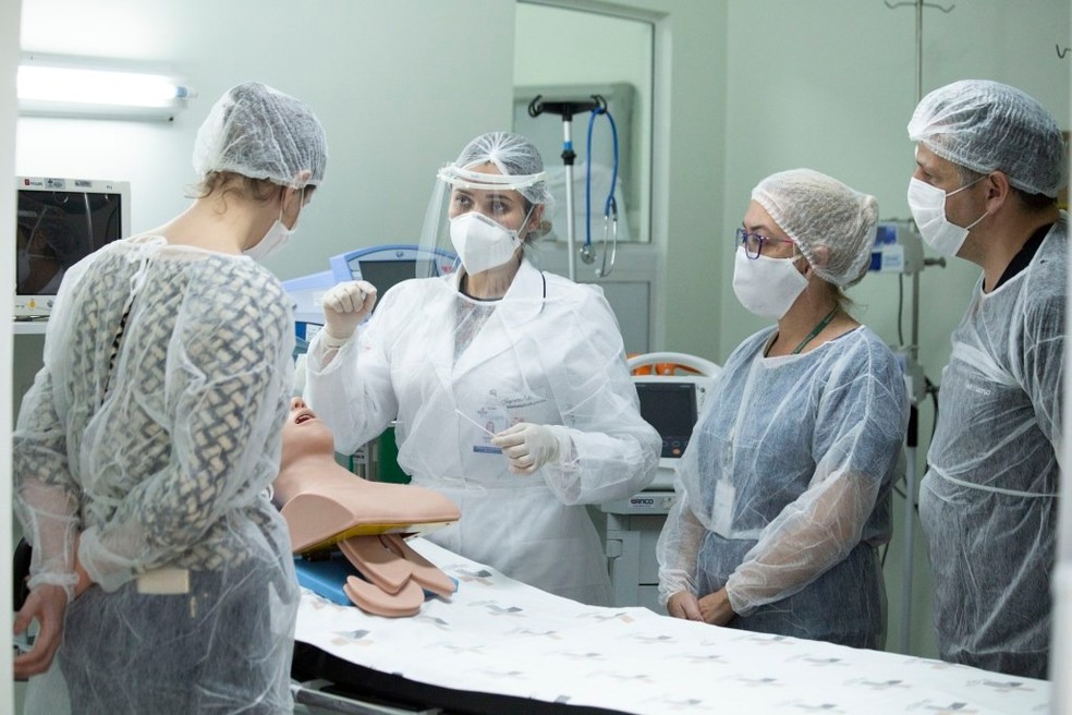 Equipes de sa&uacute;de sendo treinadas para atender aos pacientes com coronav&iacute;rus. &mdash; Foto: Divulga&ccedil;&atilde;o