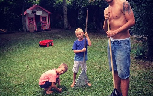 Rodrigo Hilbert cuida do quintal com os filhos - Quem ...