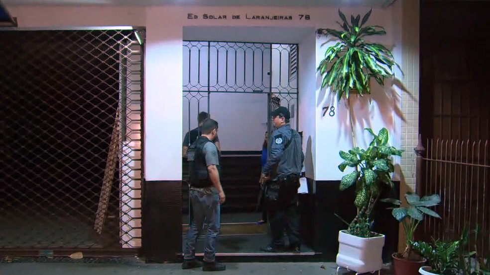 Agentes chegam à casa de Mohamed, em Laranjeiras, Zona Sul do Rio — Foto: Reprodução/TV Globo