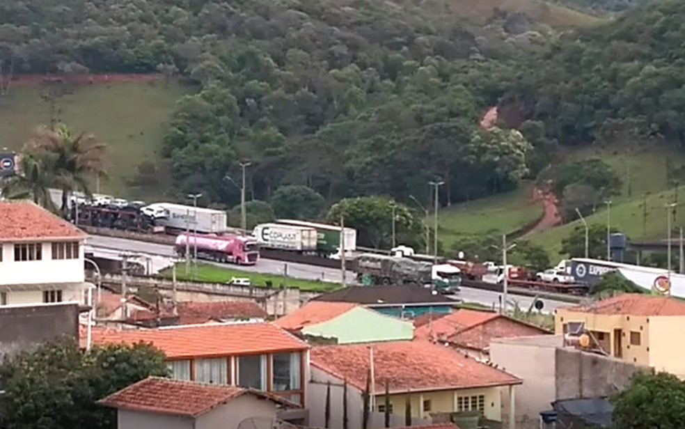 Caminhão carregado com garrafas de vidro tomba e causa congestionamento na BR-381, em Camanducaia, MG — Foto: Alexandre Rodrigues