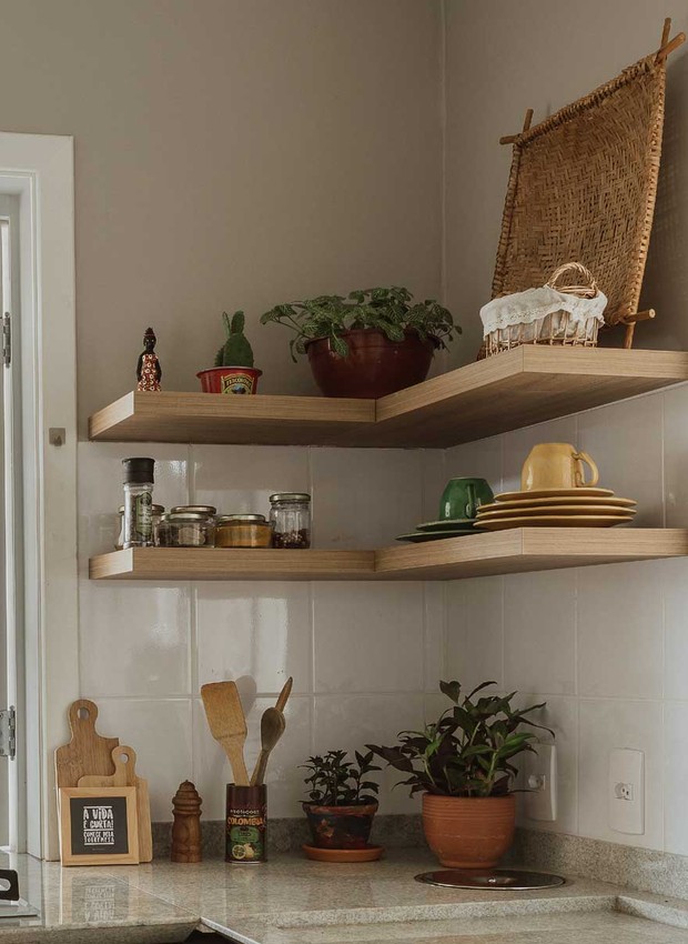 DETALHES | Plantas, temperos e utensílios à mostra criam um ambiente acolhedor e despretensioso na cozinha (Foto: Gabriel Chiarastelli / Divulgação)