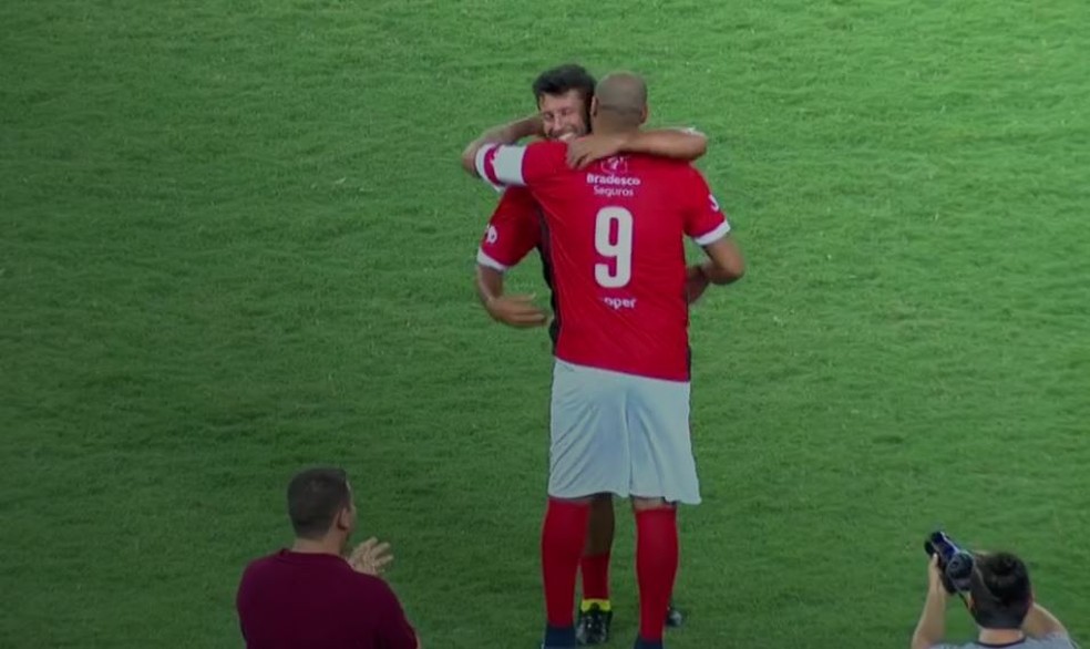 Adriano entrando em campo no Jogo das Estrelas (Foto: Reprodução)