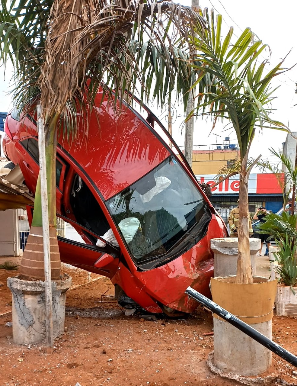 Carro capotado, em Ceilândia, no Distrito Federal — Foto: Reprodução