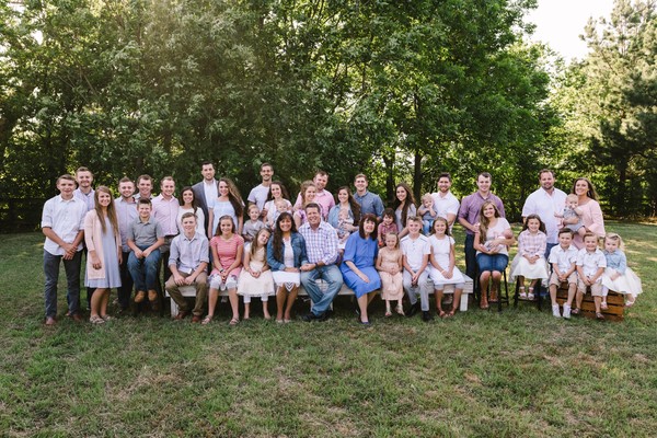 Jim Bob e Michelle Duggar com os 19 filhos e vários netos (Foto: Facebook)