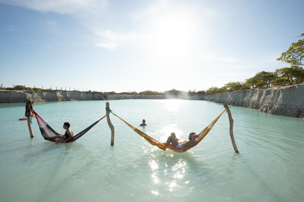 Redes para turista descansar no Buraco Azul — Foto: Celso Tavares/G1