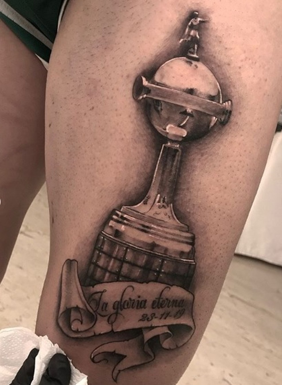 Arrascaeta tatuou na coxa o troféu da Libertadores 2019 — Foto: Reprodução