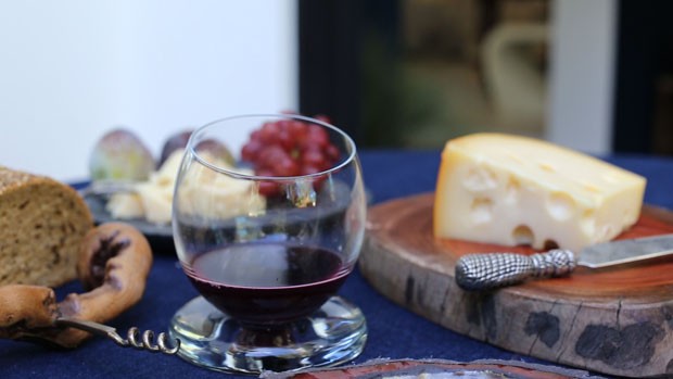Como montar uma mesa de queijos e vinhos ousada (Foto: Casa Vogue)