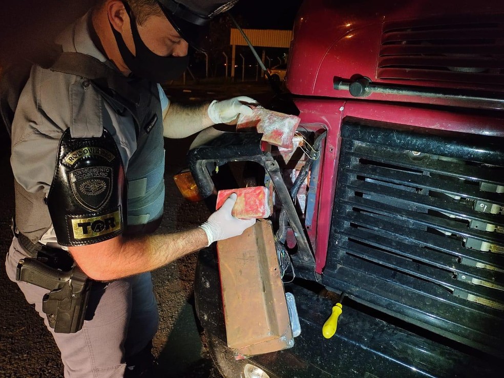 Caminhão trafegava pela Rodovia José Bassil Dower em Paraguaçu Paulista neste domingo (4) com 173 kg de maconha escondido em fundos falsos — Foto: Polícia Rodoviária/ Divulgação