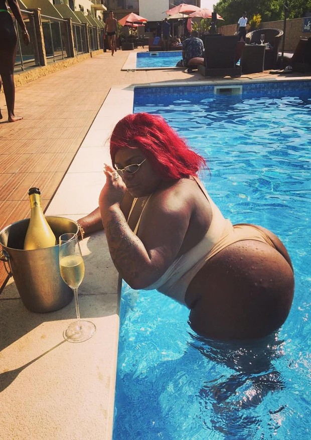 De cabelos vermelhos, Jojo Todynho posa de maiô na piscina - Vogue | gente