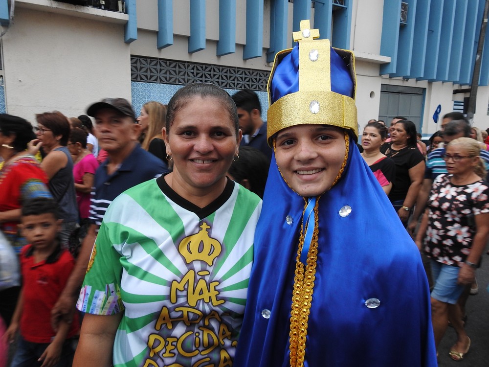 Mãe e filha caminahram em agardecimento pelas ruas de Manaus (Foto: Ive Rylo/ G1 AM)