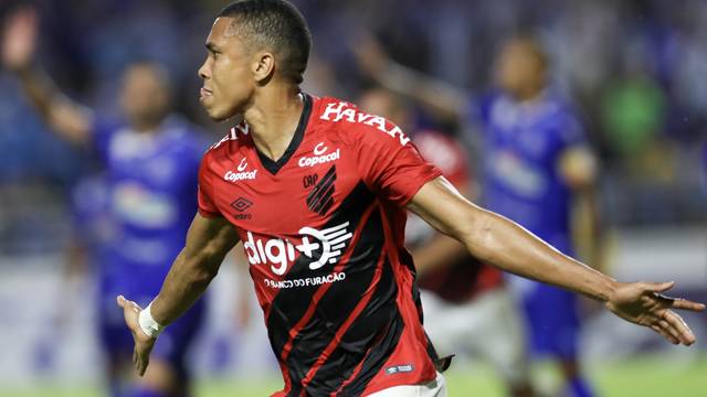 Madson comemora o primeiro gol da partida, marcado por ele, de cabeÃ§a